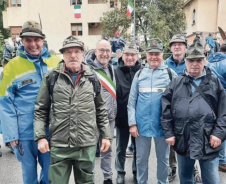 Alcuni alpini di Roveredo in Piano col sindaco Paolo Nadal