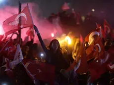 epa11254003 Supporters of Istanbul's incumbent mayor and main opposition party's Republican People's Party (CHP) mayoral candidate Ekrem Imamoglu wave Turkish flags as they celebrate after the polls closed in the local elections in Istanbul, Turkey, 31 March 2024. Some 61 million people voted in the Turkish local elections in the country's 81 provinces. EPA/ERDEM SAHIN