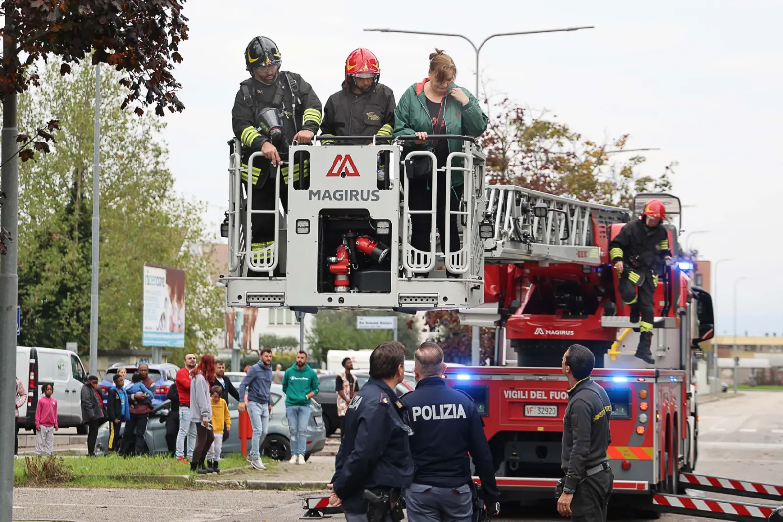 Ben 5 mezzi sono serviti per prestare soccorso ai residenti del condominio di via Pirona, in località Cussignacco (Udine)