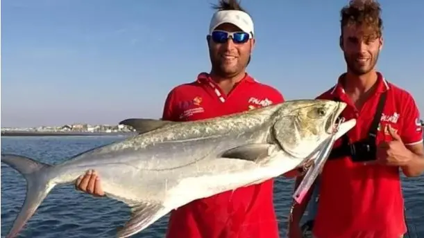 I fratelli Luca e Marco Zuliani con un esemplare di leccia pescato nei mesi scorsi