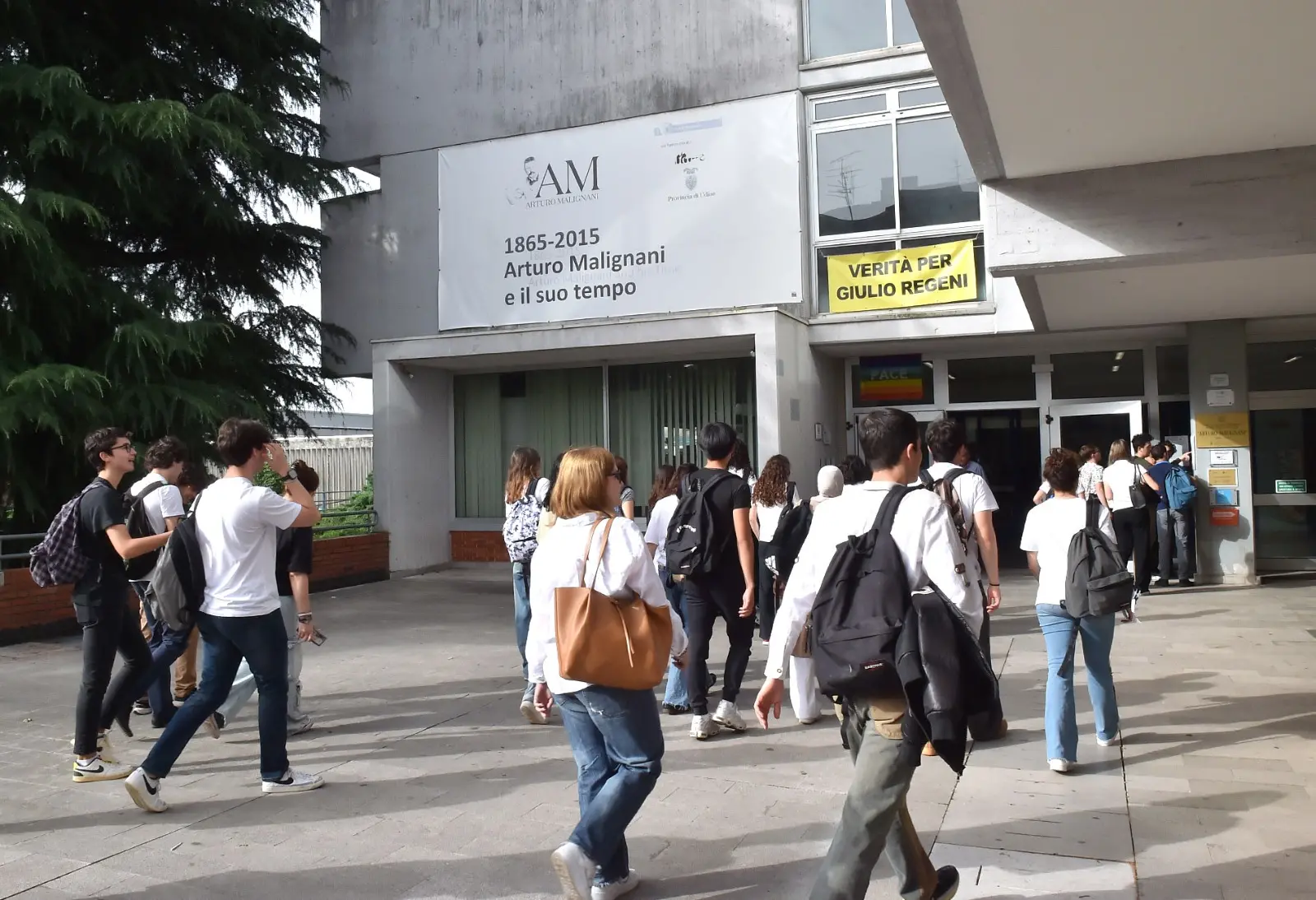 Il giorno della prima prova della Maturità è arrivato. In Friuli Venezia Giulia all’appuntamento con l’Esame di Stato sono attesi 9 mila 484 studenti, di cui 253 iscritti nelle scuole paritarie e 181 esterni. Ecco gli studenti fuori dalle scuole prima di accedere alla prima prova (Foto Petrussi/Brisotto)
