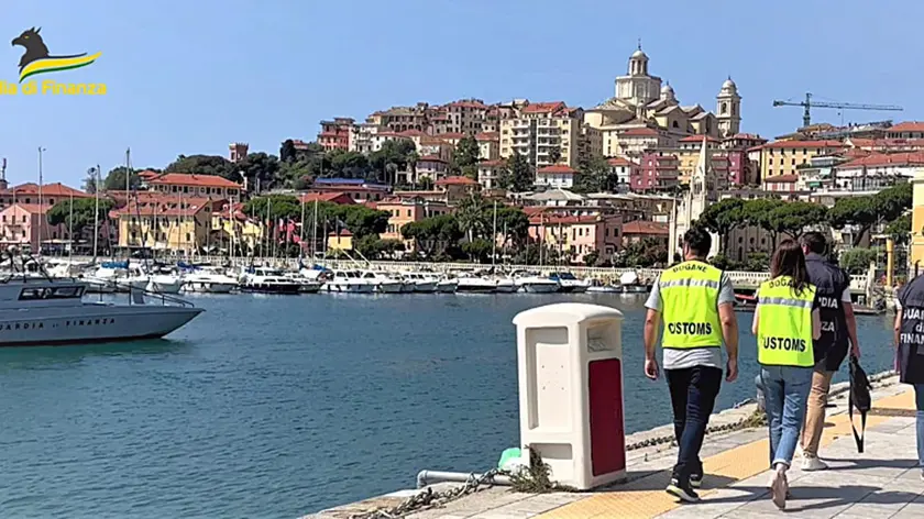 I militari del nucleo di polizia economica e finanziaria della Guardia di Finanza di Imperia e della sezione operativa navale della Gdf con i funzionari del reparto antifrode dell'ufficio delle Dogane di imperia, coordinati dalla Procura, hanno sequestrato uno yacht battente bandiera delle Isole Vergini Britanniche, per evasione dei diritti doganali di confine, in quanto illecitamente introdotta nel territorio dell'Unione Europea, 12 luglio 2023. ANSA/ UFFICIO STAMPA GURADI DI FINZANZA ++HO - NO SALES EDITORIAL USE ONLY++