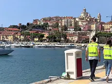 I militari del nucleo di polizia economica e finanziaria della Guardia di Finanza di Imperia e della sezione operativa navale della Gdf con i funzionari del reparto antifrode dell'ufficio delle Dogane di imperia, coordinati dalla Procura, hanno sequestrato uno yacht battente bandiera delle Isole Vergini Britanniche, per evasione dei diritti doganali di confine, in quanto illecitamente introdotta nel territorio dell'Unione Europea, 12 luglio 2023. ANSA/ UFFICIO STAMPA GURADI DI FINZANZA ++HO - NO SALES EDITORIAL USE ONLY++