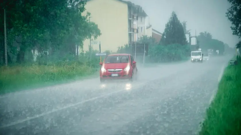 Pioggia intensa in strada a Settimo Torinese, 11 giugno 2024. ANSA/TINO ROMANO