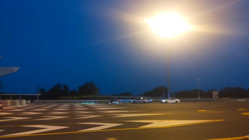 Il momento del fermo dei fuggitivi al casello di Villesse