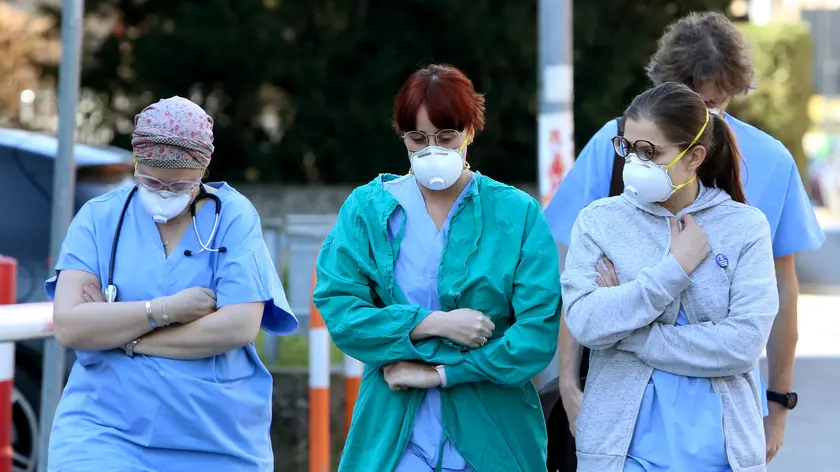 People and health workers wear protective face masks outside the hospital in Padua, Veneto region, northern Italy, 22 February 2020. A second person in Italy has died after being infected with the coronavirus. The death of a woman in the northern region of Lombardy follows that of a 78-year-old man who died on Friday. The new wave of cases in Italy's northern regions have triggered shut-downs of shops, offices and community centres. ANSA/NICOLA FOSSELLA