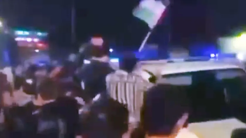 In un frame decine di manifestanti si sono riversate nell'aeroporto di Makhachkala, nella repubblica russa del Daghestan, per scagliarsi contro l'arrivo di un volo da Israele. Lo riferiscono media russi come Sota e Astra che mostrano anche i video dell'incursione, dove si vedono persone correre nel terminal sventolando bandiere palestinesi. +++ OSINT +++ ATTEZIONE LA FOTO NON PUO' ESSERE RIPRODOTTA SENZA L'AUTORIZZAZIONE DELLA FONTE CUI SI RINVIA +++ NPK +++