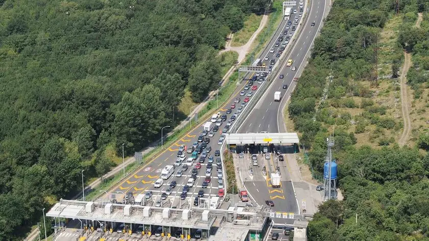 Elicottero della Protezione civile [con a bordo Riccardo Riccardi (Assessore regionale Viabilità e Trasporti)] sorvola la A4 Venezia-Trieste all'altezza del Lisert. (01/08/09)