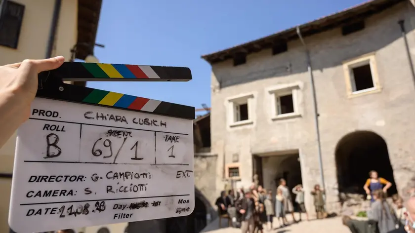 Proseguono le riprese del film Chiara Lubich, tv movie di Giacomo Campiotti ispirato alla fondatrice del Movimento dei Focolari. Interprete di questa figura carismatica, nell'anno del Centenario della nascita, Cristiana Capotondi. Sceneggiato da Francesco Arlanch, Giacomo Campiotti, Luisa Cotta Ramosino e Lea Tafuri, il film è una coproduzione Rai Fiction-Casanova Multimedia, prodotta da Luca Barbareschi. Il set si sposta a Vigalzano, l'antichissimo borgo della Valsugana con al suo centro l'edifico di proprietà della famiglia Righi-Prada che lo ha riaperto e con una straordinaria manutenzione cerca di vivificarlo. ANSA/ FEDERICA DI BENEDETTO
