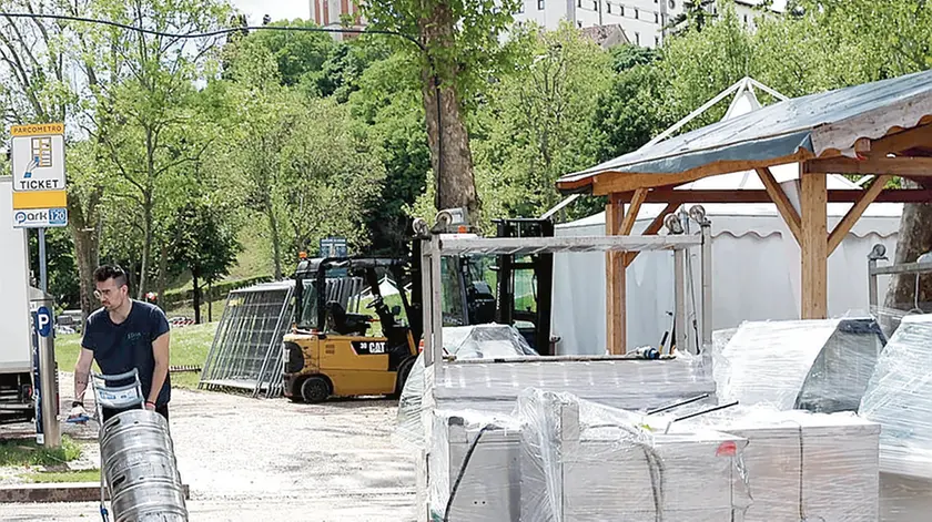 Al lavoro in piazza Primo Maggio per smontare i chioschi, i gazebo e le casette di legno (F. Petrussi)