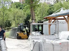 Al lavoro in piazza Primo Maggio per smontare i chioschi, i gazebo e le casette di legno (F. Petrussi)
