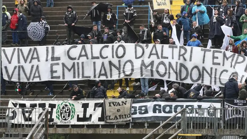 Udinese's supporters remember Emiliano Mondonico during the Italian Serie A soccer match Atalanta vs Udinese at Stadio Atleti Azzurri d'Italia in Bergamo, Italy, 31 march 2018. ANSA/PAOLO MAGNI
