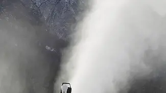 I cannoni spara neve in azione a Sappada, 28 novembre 2015. PHOTOSOLERO/Luciano Solero