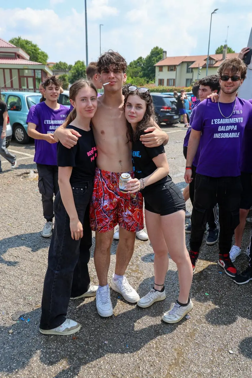 Una tradizione oramai consolidata a Udine: gli studenti, al termine delle lezioni, decidono di "rinfrescarsi" con bottiglie d'acqua e gavettoni (Foto Petrussi)