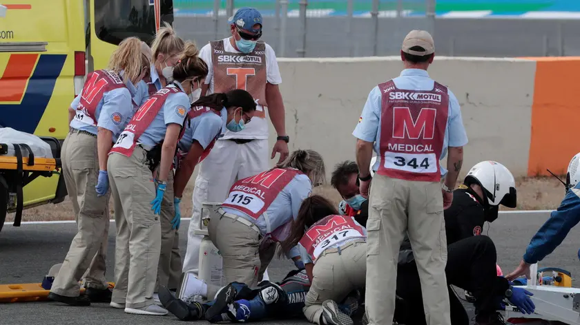 epa09487274 Paramedics take care of Spanish SuperSport300 rider Dean Berta Viñales (Viñales Racing Team) after an accident happened during a Superbike World Championship's Motul Spanish Round race at Circuito de Jerez-Angel Nieto track in Jerez de la Frontera, Spain, 25 September 2021. EPA/Roman Rios