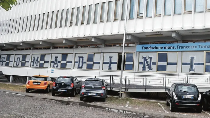 L’ingresso del Tomadini che oltre al convitto ha a disposizione una piscina e impianti sportivi