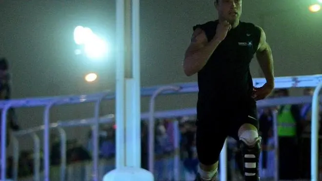 epa03506250 South African Paralympic and Olympic runner Oscar Pistorius (R), known as the Blade Runner, competes in a 400 metres race against Arab horse Maserati during the closing ceremony of Doha Goals Forum at the aspire academy in Doha, Qatar, 12 December 2012. EPA/-