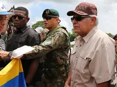 epa11443807 Elected president of Panama, Jose Raul Mulino (R), visits the Lajas Blancas migrant shelter in Darien, Panama, 28 June 2024. Mulino said that he aspires to sign with the United States, within the framework of his assumption of office on 01 July 2024, an agreement for the repatriation of irregular migrants who arrive in the Central American country through the dangerous Darien jungle, the natural border with Colombia. EPA/Moncho Torres