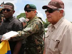 epa11443807 Elected president of Panama, Jose Raul Mulino (R), visits the Lajas Blancas migrant shelter in Darien, Panama, 28 June 2024. Mulino said that he aspires to sign with the United States, within the framework of his assumption of office on 01 July 2024, an agreement for the repatriation of irregular migrants who arrive in the Central American country through the dangerous Darien jungle, the natural border with Colombia. EPA/Moncho Torres