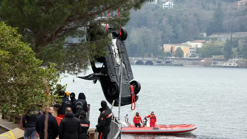 Le operazioni di recupero dei veicolo che ieri notte è caduto nel lago di Como. Ancora incerta la dinamica dei fatti che ha portato alla morte di una donna, Tiziano Tozzo di 45 anni, e di un uomo, Moragn Algeri di 38 anni. Como 7 Gennaio 2024. ANSA / MATTEO BAZZI