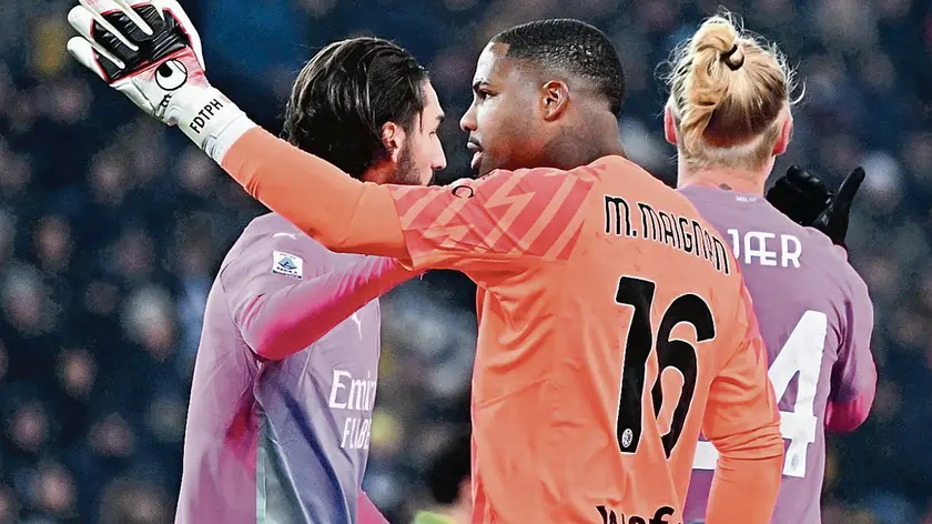 Il portiere rossonero Maignan indica la Curva Nord dello stadio Friuli: da lì sono arrivati gli insulti razzisti