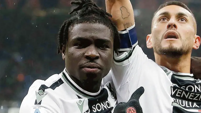 Festy Ebosele indica Pereyra subito dopo la trasformazione del rigore che si è procurato a San Siro