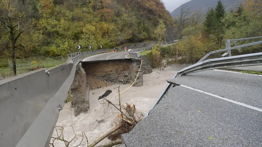 Foto Ufficio Stampa regione FVG/LaPresse26-10-2018 Comeglians, Udine - ItaliacronacaMaltempo, crolla ponte a ComegliansNella foto: il ponte crollato