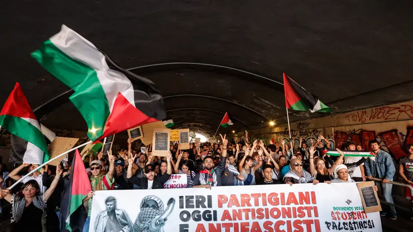 Un momento del corteo organizzato dal Movimento studenti palestinesi in Italia, Roma, 21 Settembre 2024. ANSA/GIUSEPPE LAMI