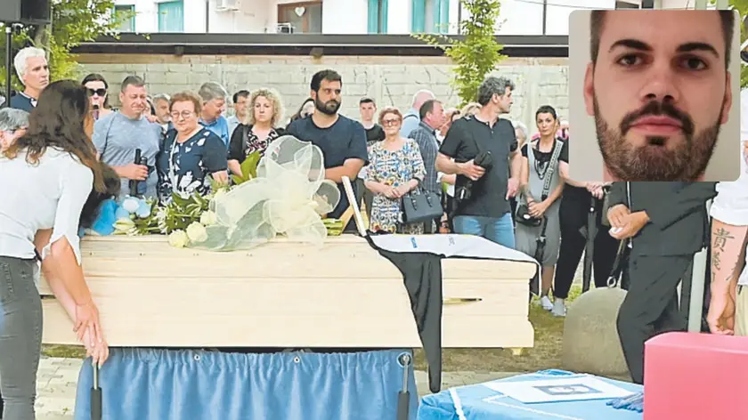Tante le persone intervenute al funerale di Max Macoratti (nel riquadro), celebrato a Villa Dora