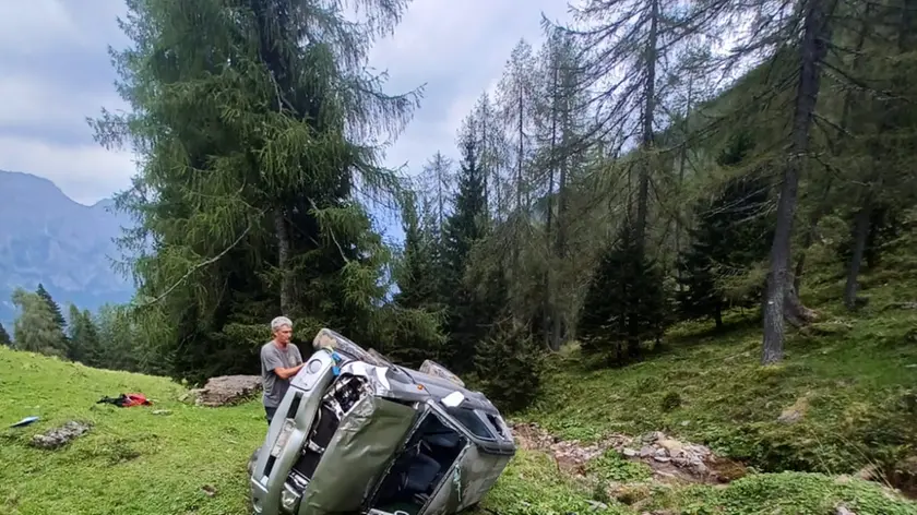 L'auto è precipitata per un centinaio di metri: ferita una coppia di 70enni