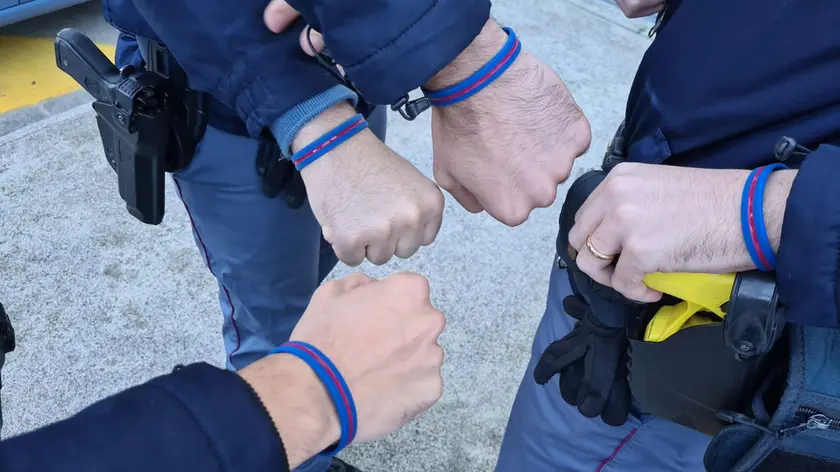 Il braccialetto bicolore blu e cremisi indossato dai poliziotti che hanno aderito all'iniziativa