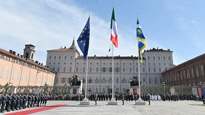Cerimonia dell'alza bandiera in occasione della festa della Repubblica in piazza Castello, Torino, 02 giugno 2024. ANSA/ALESSANDRO DI MARCO