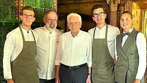 Il presidente Sergio Mattarella con lo staff di Atelier a Brunico