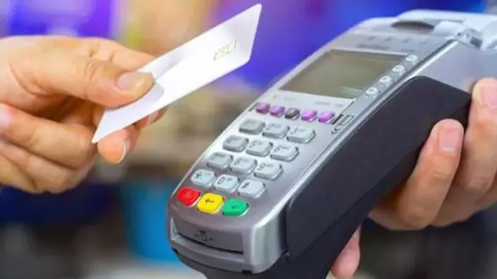 Il giovane aveva speso circa 150 euro utilizzando carte di credito e debito rubate