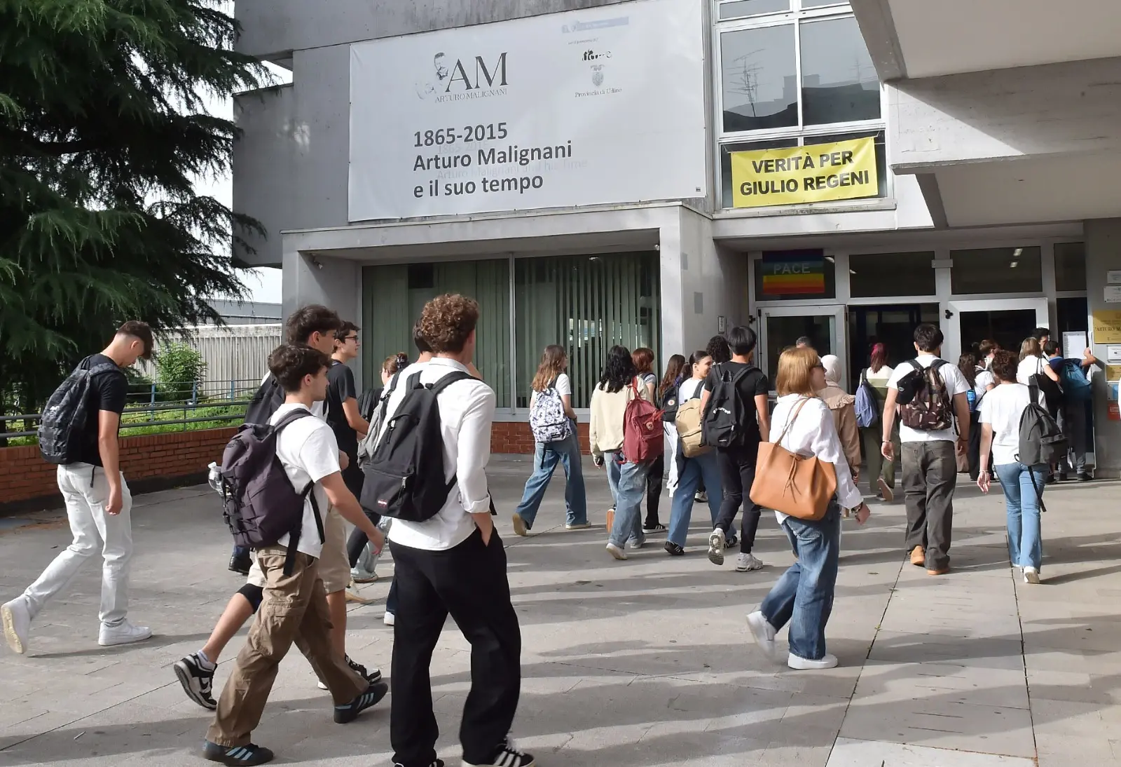 Il giorno della prima prova della Maturità è arrivato. In Friuli Venezia Giulia all’appuntamento con l’Esame di Stato sono attesi 9 mila 484 studenti, di cui 253 iscritti nelle scuole paritarie e 181 esterni. Ecco gli studenti fuori dalle scuole prima di accedere alla prima prova (Foto Petrussi/Brisotto)