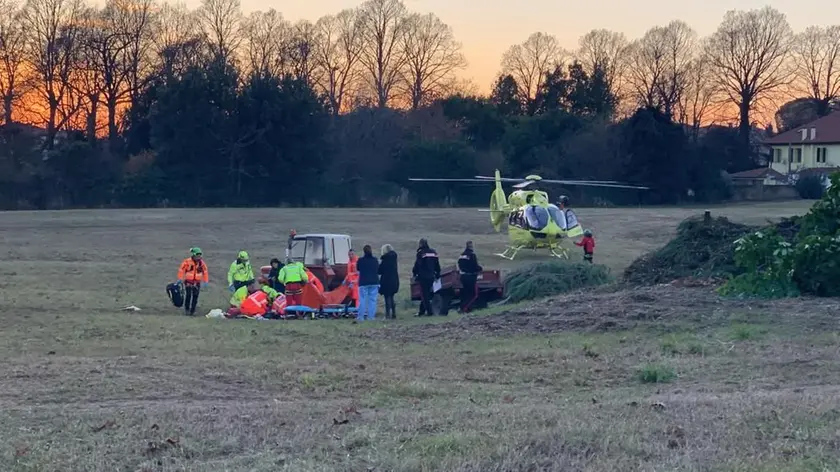 L’intervento di soccorso nel campo in via del Makò a Cordenons (foto Ambrosio/Petrussi)