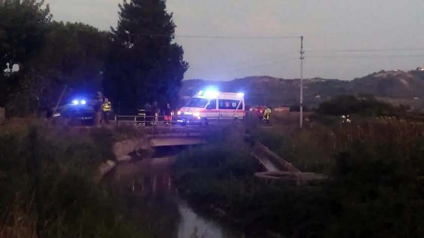 Soccorritori sul luogo della tragedia, Spinetoli, 25 agosto 2024. È deceduto i bimbo di tre anni finito nel pomeriggio in un canale irriguo nel territorio del comune di Spinetoli in provincia di Ascoli Piceno, mentre si trovava in zona con la famiglia, di origine straniera. I congiunti, tra cui la madre che è in stato di gravidanza, ne avevano segnalato poco prima la scomparsa. I soccorritori, tra cui i sanitari del 118, avevano tentato a lungo di rianimare il bimbo ma le manovre rianimatorie sono risultate inutili. Era stata allertata l'eliambulanza che è stata poi rimandata indietro perché il piccolo è nel frattempo deceduto. Sul posto anche i vigili del fuoco e i carabinieri. ANSA/GIUSEPPE ERCOLI