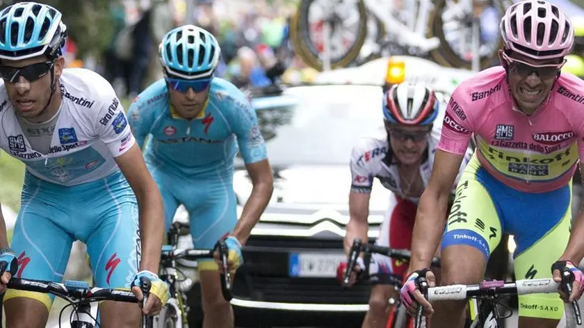 Spanish Alberto Contador of Tinkoff Saxo Team (R) and Fabio Aru of Astana Pro Team (L) on the way of the 15th stage of the 98th Giro d'Italia, Tour of Italy, cycling race between Marostica and Madonna di Campiglio, 24 May 2015. ANSA/CLAUDIO PERI