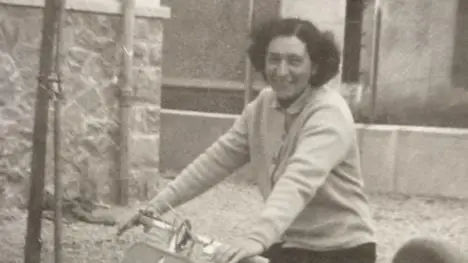 Derna Cosmar, originaria di Orzano di Remanzacco, in sella alla sua Vespa negli anni Cinquanta