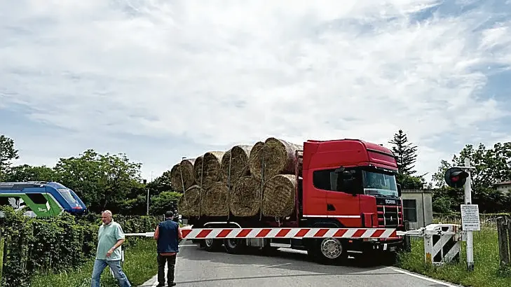 Il tir rimasto bloccato tra le sbarre ferroviarie ad Aviano