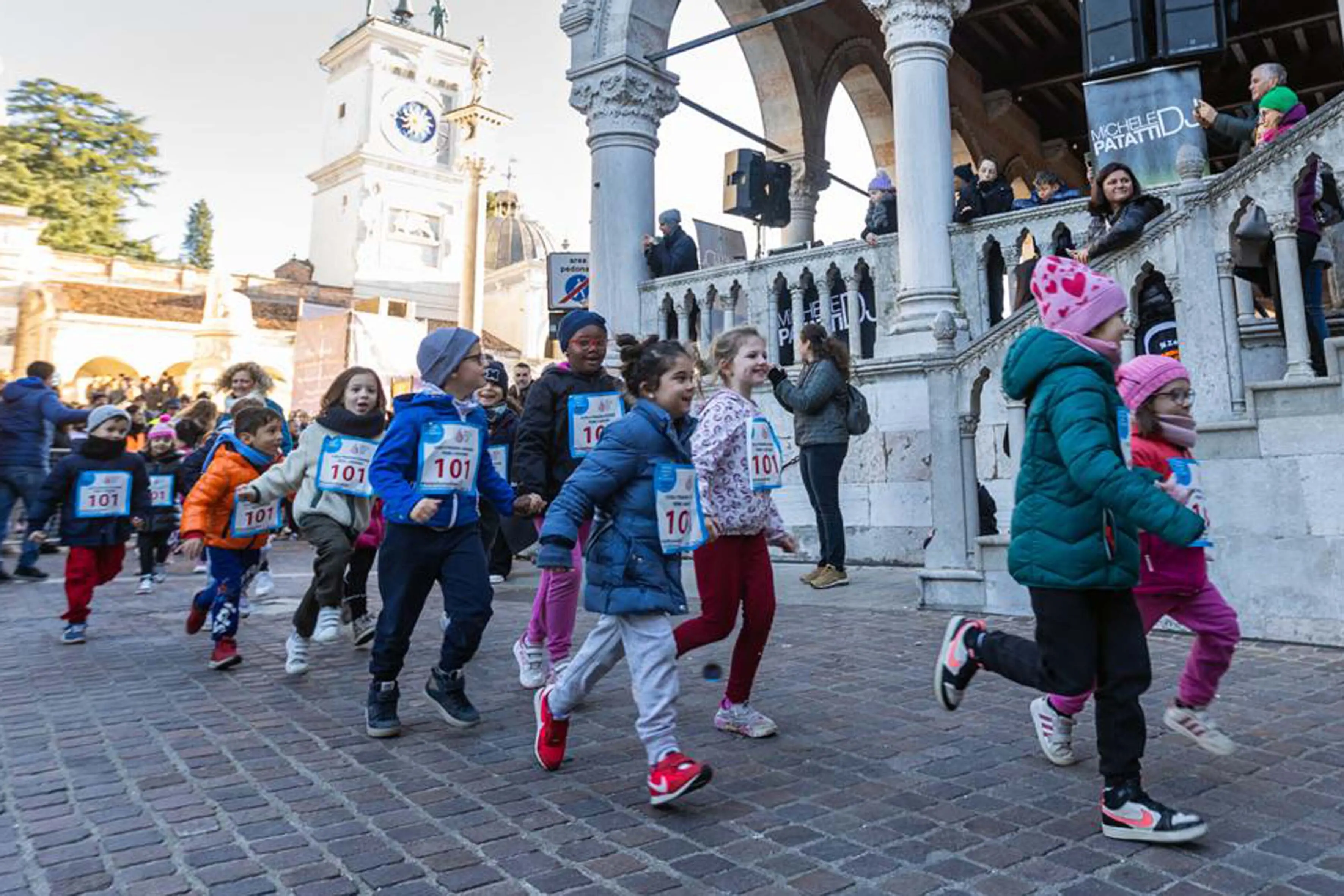 La 26esima edizione della Staffetta Telethon ha visto Udine animata da 870 squadre, per un totale di oltre 22mila partecipanti, tra cui 1.500 studenti. L'evento, che si è svolto dal 30 novembre al 1 dicembre, ha battuto un nuovo record di solidarietà, con la speranza di superare i 320mila euro di donazioni per la ricerca sulle malattie genetiche rare. Molti sportivi, tra cui il campione paralimpico Antonio Fantin, hanno preso parte all'iniziativa, insieme a tanti altri volontari e partecipanti, che hanno corso su un percorso di 1.920 metri nel cuore della città. Un grande successo, che ha coinvolto anche diverse associazioni e realtà locali. Foto Petrussi