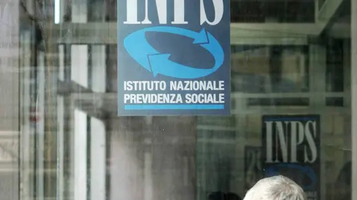 La sala d'attesa di un ufficio INPS a Napoli, in una foto d'archivio. ANSA/ CIRO FUSCO