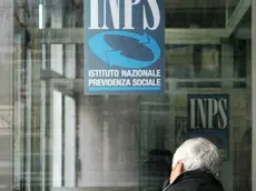 La sala d'attesa di un ufficio INPS a Napoli, in una foto d'archivio. ANSA/ CIRO FUSCO