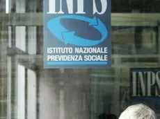 La sala d'attesa di un ufficio INPS a Napoli, in una foto d'archivio. ANSA/ CIRO FUSCO