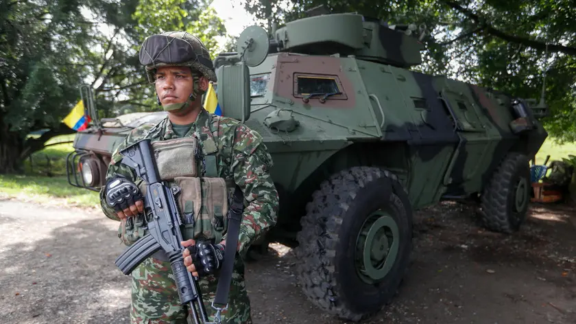 epa11408603 Colombian army soldiers patrol along access roads to the municipality of Jamundi, Colombia, 13 June 2024. A total of 100 police officers arrived on 13 June to reinforce security in the municipality of Jamundi, in southwestern Colombia, that suffered two terrorist attacks on 12 June at the hands of FARC dissidents. EPA/Ernesto Arias