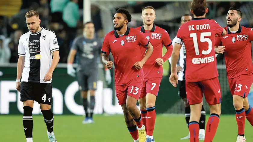 Sandi Lovric torna sconsolato a centrocampo accanto a Ederson, autore del gol del pareggio dell’Atalanta domenica, in pieno recupero per l’Udinese è la “X” numero 21 di questo anno solare
