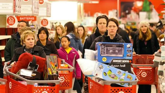 epa03014629 Black Friday shoppers fill the aisles at a Target department store as they seek Christmas specials in Glenview, Illinois, 25 November 2011. Black Friday traditionally kicks off the holiday shopping season and gets its name from the day that most businesses target as the day they first turn a profit for the year. EPA/TANNEN MAURY*************** TRADUZIONE ***************epa03014629 Anneriscono acquirenti di venerdì riempono i corridoi ad un grande magazzino di Obiettivo come loro cercano specials di Natale in Glenview, Illinois 25 novembre 2011. venerdì Nero tradizionalmente calci via la festa che fa compere stagione ed ottiene il suo nome dal giorno che la maggior parte di società designano come bersaglio come il giorno loro girano un profitto per l'anno prima. EPA/TANNEN MAURY