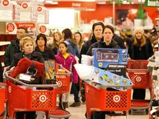 epa03014629 Black Friday shoppers fill the aisles at a Target department store as they seek Christmas specials in Glenview, Illinois, 25 November 2011. Black Friday traditionally kicks off the holiday shopping season and gets its name from the day that most businesses target as the day they first turn a profit for the year. EPA/TANNEN MAURY*************** TRADUZIONE ***************epa03014629 Anneriscono acquirenti di venerdì riempono i corridoi ad un grande magazzino di Obiettivo come loro cercano specials di Natale in Glenview, Illinois 25 novembre 2011. venerdì Nero tradizionalmente calci via la festa che fa compere stagione ed ottiene il suo nome dal giorno che la maggior parte di società designano come bersaglio come il giorno loro girano un profitto per l'anno prima. EPA/TANNEN MAURY