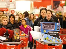 epa03014629 Black Friday shoppers fill the aisles at a Target department store as they seek Christmas specials in Glenview, Illinois, 25 November 2011. Black Friday traditionally kicks off the holiday shopping season and gets its name from the day that most businesses target as the day they first turn a profit for the year. EPA/TANNEN MAURY*************** TRADUZIONE ***************epa03014629 Anneriscono acquirenti di venerdì riempono i corridoi ad un grande magazzino di Obiettivo come loro cercano specials di Natale in Glenview, Illinois 25 novembre 2011. venerdì Nero tradizionalmente calci via la festa che fa compere stagione ed ottiene il suo nome dal giorno che la maggior parte di società designano come bersaglio come il giorno loro girano un profitto per l'anno prima. EPA/TANNEN MAURY