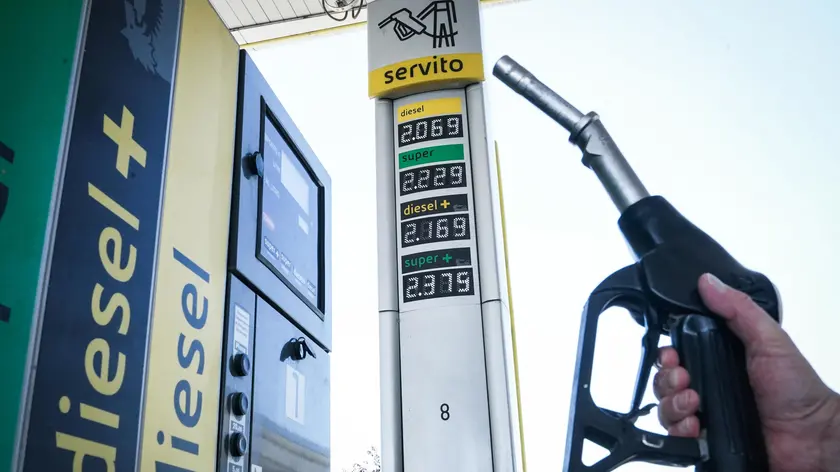 Prezzi della benzina in una foto d'archivio a Torino il 27 luglio 2023 ANSA/TINO ROMANO